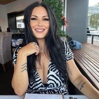 Aku menggunakan sentuhan sebagai cara untuk membantu melepaskan orang-orang dari rasa sakit mereka. Kulit adalah organ terbesar dan jalan keluar untuk kapasitas emosi kita. Beberapa orang tidak suka disentuh tapi kita terprogram untuk membutuhkannya, kata Missy.Foto: Instagram Missy Robinson