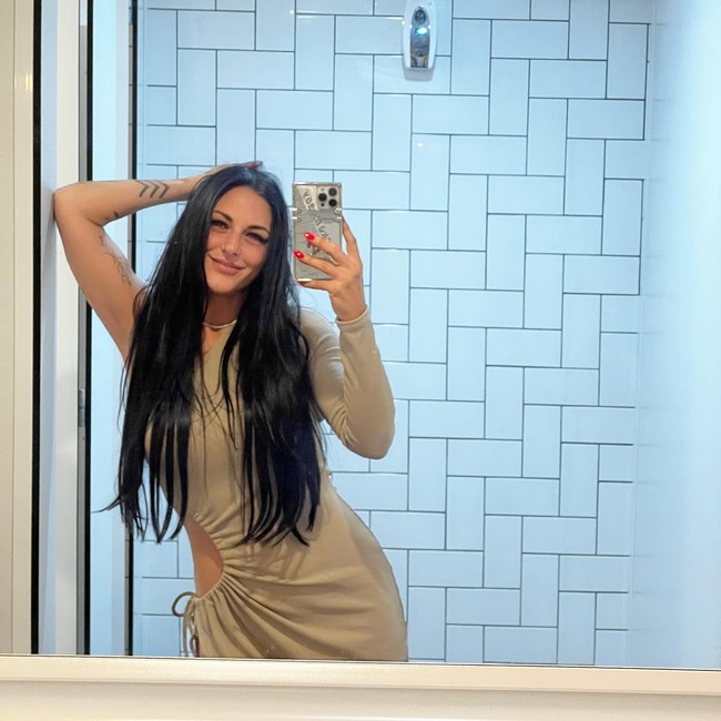 Saat bekerja, Missy punya peraturan agar klien tidak menyentuh area bikini. Ia sendiri biasanya memakai kaus longgar dan legging selama sesi.Foto: Instagram Missy Robinson