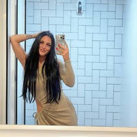 Saat bekerja, Missy punya peraturan agar klien tidak menyentuh area bikini. Ia sendiri biasanya memakai kaus longgar dan legging selama sesi.Foto: Instagram Missy Robinson