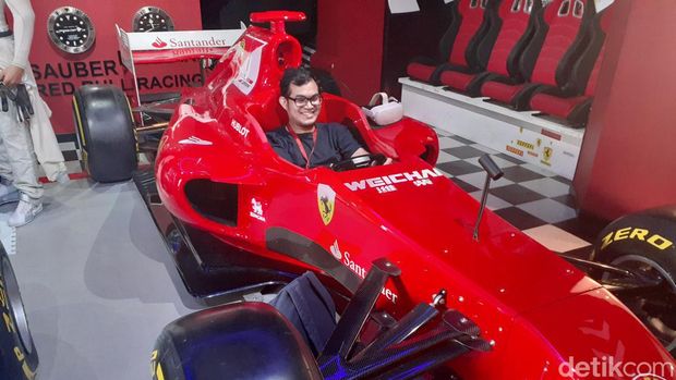 Mobil F1 Ferrari dan Mercedes di Madame Tussauds Singapore yang terletak di Imbiah Lookout, Pulau Sentosa.