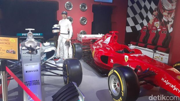Mobil F1 Ferrari dan Mercedes di Madame Tussauds Singapore yang terletak di Imbiah Lookout, Pulau Sentosa.