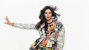 Foto: 9 Mantan Model Victorias Secret Tampil Seksi Pakai Lingerie dari Sampah