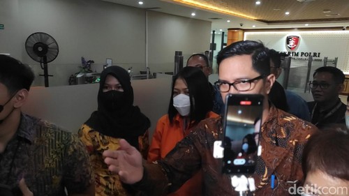 Momen Febri Diansyah dampingi Putri Candrawathi yang resmi ditahan