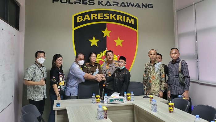 Momen perdamaian jaksa dan guru di Karawang