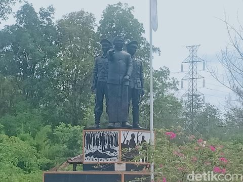 Monumen Suryo ada di Ngawi, tepatnya di pinggir jalan nasional Ngawi-Solo. Monumen ini berdiri di wilayah Hutan RPH Sidolaju BKPH Kedunggalar. Masuk Desa Pelanglor, Kecamatan Kedunggalar.