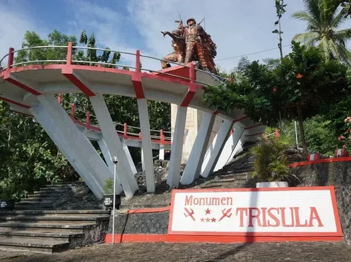 Di Blitar ada Monumen Trisula. Monumen tersebut dibangun sebagai pengingat bahwa di tempat tersebut pernah terjadi Penumpasan PKI.