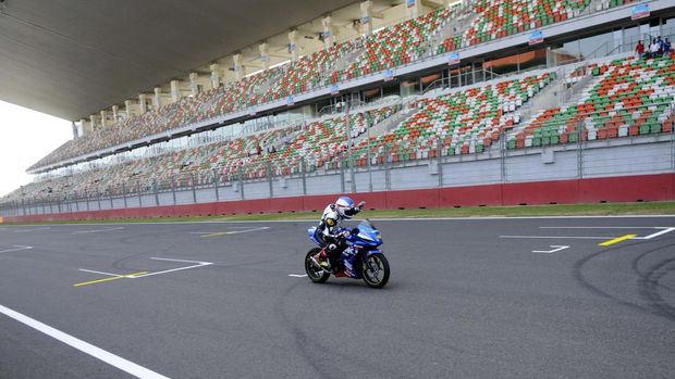 GREATER NOIDA, INDIA - SEPTEMBER 26: Legendary motorcycle racer Kevin Schwantz during a press conference at Buddh International Circuit for Suzuki Gixxer Cup final round, on September 26, 2015 in Greater Noida, India. Schwantz is in India to attend the Suzuki Gixxer finale that held on September 26. (Photo by Sunil Ghosh/Hindustan Times via Getty Images)