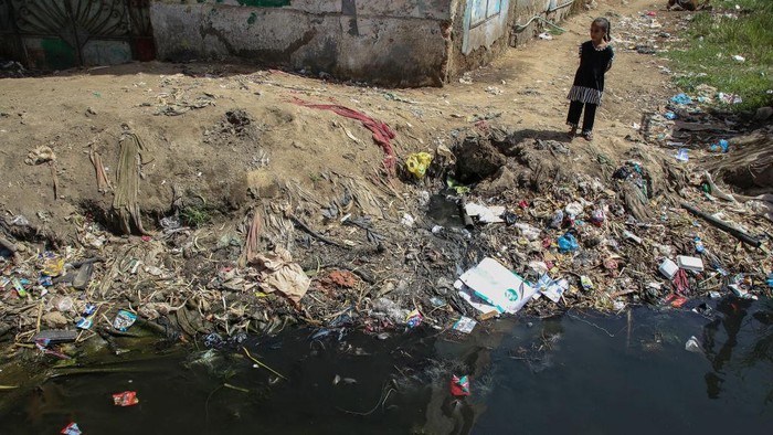 Mulia, Relawan Mesir Ini Bersihkan Sungai Nil dari Sampah Egyptian volunteers collect washed up wastes on the banks of the Nile River during the 'Youth Love Egypt' initiative which aims to clean the Nile River, in Giza, Egypt, 29 September 2022. According to the organizers, 'Youth Love Egypt' Foundation and the Ministry of Irrigation and Water Resources, ahead of COP 27, the initiative aims to clean Nile River's water and increase awareness for environmental preservation, Giza, Egypt, 29 September 2022. (Photo by Mahmoud Elkhwas/NurPhoto via Getty Images)