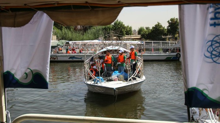 Egyptian volunteers collect washed up wastes on the banks of the Nile River during the 'Youth Love Egypt' initiative which aims to clean the Nile River, in Giza, Egypt, 29 September 2022. According to the organizers, 'Youth Love Egypt' Foundation and the Ministry of Irrigation and Water Resources, ahead of COP 27, the initiative aims to clean Nile River's water and increase awareness for environmental preservation, Giza, Egypt, 29 September 2022. (Photo by Mahmoud Elkhwas/NurPhoto via Getty Images)