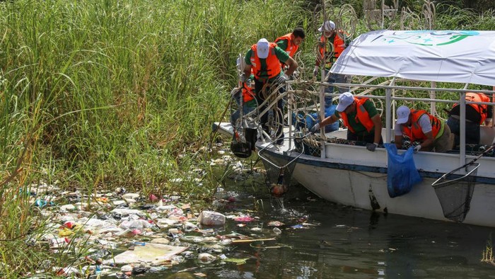 Mulia, Relawan Mesir Ini Bersihkan Sungai Nil dari Sampah Egyptian volunteers collect washed up wastes on the banks of the Nile River during the 'Youth Love Egypt' initiative which aims to clean the Nile River, in Giza, Egypt, 29 September 2022. According to the organizers, 'Youth Love Egypt' Foundation and the Ministry of Irrigation and Water Resources, ahead of COP 27, the initiative aims to clean Nile River's water and increase awareness for environmental preservation, Giza, Egypt, 29 September 2022. (Photo by Mahmoud Elkhwas/NurPhoto via Getty Images)