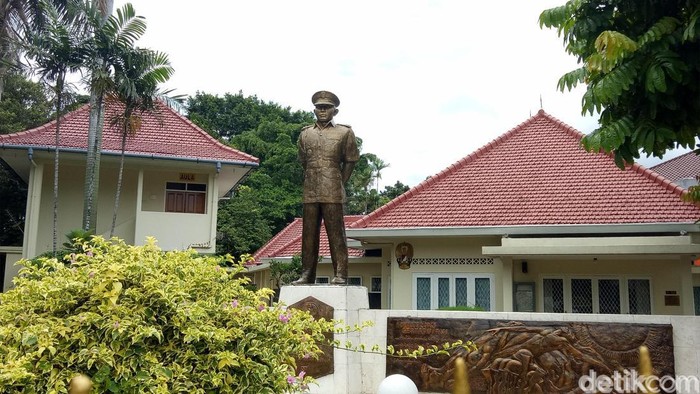 Museum Ahmad Yani juga dikenal dengan sebutan Museum Sasmitaloka Jenderal Ahmad Yani. Tempat bersejarah ini terletak di kawasan Menteng, Jakarta Pusat.