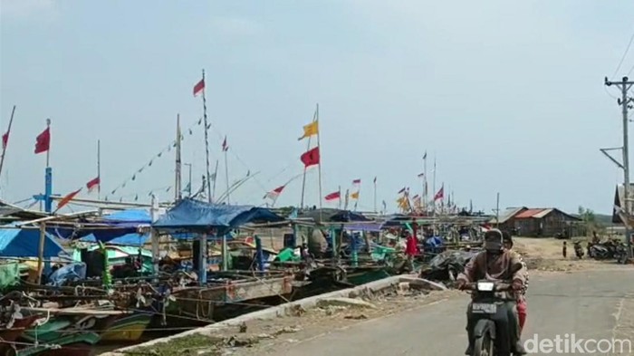 Perahu bersandar.