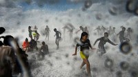 Meski Badai Ian telah berlalu dari Kuba, ombak besar masih menerjang wilayah pesisir.  