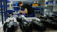 Seorang pekerja merakit tampilan dasbor untuk sepeda kargo listrik E-Cargobike di pabrik perakitan Onomotion, Berlin, Jerman, Kamis(29/9/2022). Onomotion merupakan salah satu dari beberapa perusahaan rintisan manufaktur di Berlin.