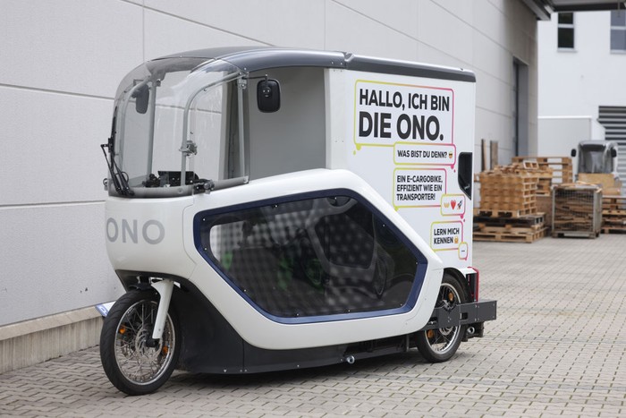 Onomotion Membuka Pabrik E-Cargobike BERLIN, GERMANY - SEPTEMBER 29: An E-Cargobike electric cargo bike stands outside the Onomotion assembly plant on the plant's official opening day on September 29, 2022 in Berlin, Germany. Onomotion, one of a number of manufacturing startups in Berlin, makes electric cargo bikes that feature swappable batteries and are meant for replacing fossil fuel driven delivery vans in urban environments. (Photo by Sean Gallup/Getty Images)