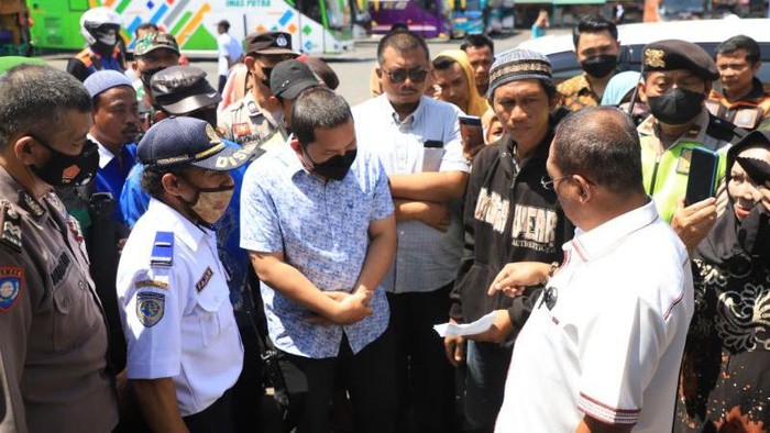 Wakil Wali Kota Surabaya Armuji saat menemui oknum petugas Dishub yang diduga melakukan pungutan liar di kawasan Wisata Religi Sunan Ampel, Kota Surabaya, Jatim, Kamis (29/9/2022).