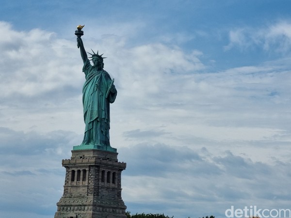 Seperti inlah Patung Liberty jika dilihat lebih dekat. Semoga traveler segera bisa berlibur dan juga melihat langsung megahnya ikon AS ini.