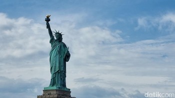 Pada tahun 1870, pematung Perancis Auguste Bartholdi mulai merancang patung “ Kebebasan Memimpin Rakyat ,” yang pertama kali dibuat oleh aktivis abolisionis Edouard de Laboulaye setelah Perang Saudara Amerika. Patung itu akan menyampaikan cita-cita anti-perbudakan sekaligus mempererat persahabatan selama satu abad antara AS dan Prancis. Pada tahun 1876, desain Bartholdi mulai diproduksi di Perancis. Patung tersebut dirakit di Paris antara tahun 1881 dan 1884, kemudian dibongkar dan dikirim ke AS pada tahun 1885. Pembangunan alas yang masih belum selesai menunda proyek tersebut, yang akhirnya selesai di Pulau Bedloe (sekarang Pulau Liberty) pada tahun 1886. Foto: (Gibran Maulana Ibrahim/detikcom)