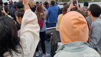 Selama pelayaran, wisatawan sibuk mengabadikan potret diri ataupun penampakan Patung Liberty dari kejauhan. Burung-burung camar yang terbang rendah menjadi teman selama pelayaran. Perjalanan feri ke Pulau Liberty memakan waktu kurang lebih 15-20 menit.