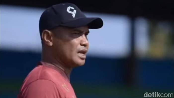 Pelatih caretaker Persela Charis Yulianto