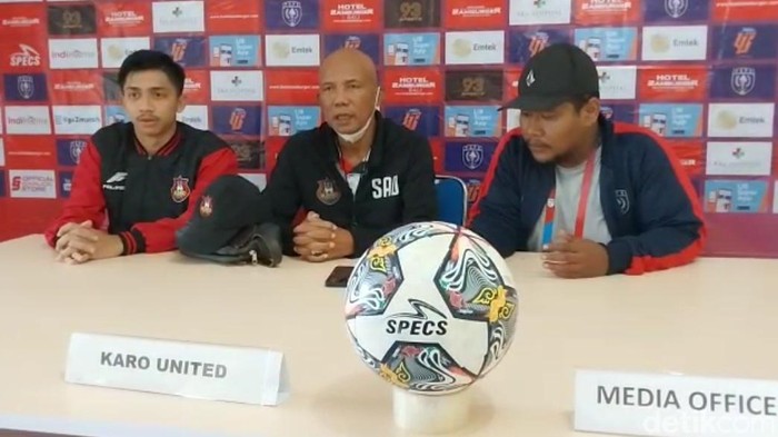 Pelatih Karo United, Suharto AD (tengah) dan pemain Kardinata Tarigan (kiri) saat konferensi pers jelang laga lawan PSPS Riau.