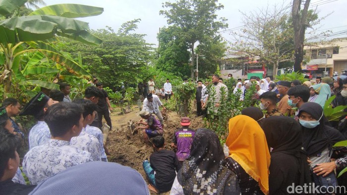 Pelayat mengiringi pemakaman personel grup kasidah Nasida Ria, Nadhiroh, di Semarang, Jumat (30/9/2022).