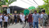 Pukul 10.15 WIB jenazah tiba di pemakaman yang berada di pinggir Jalan Wolter Monginsidi dekat gang masuk Sedayu Tugu. Foto: Angling Adhitya Purbaya/detikJateng
