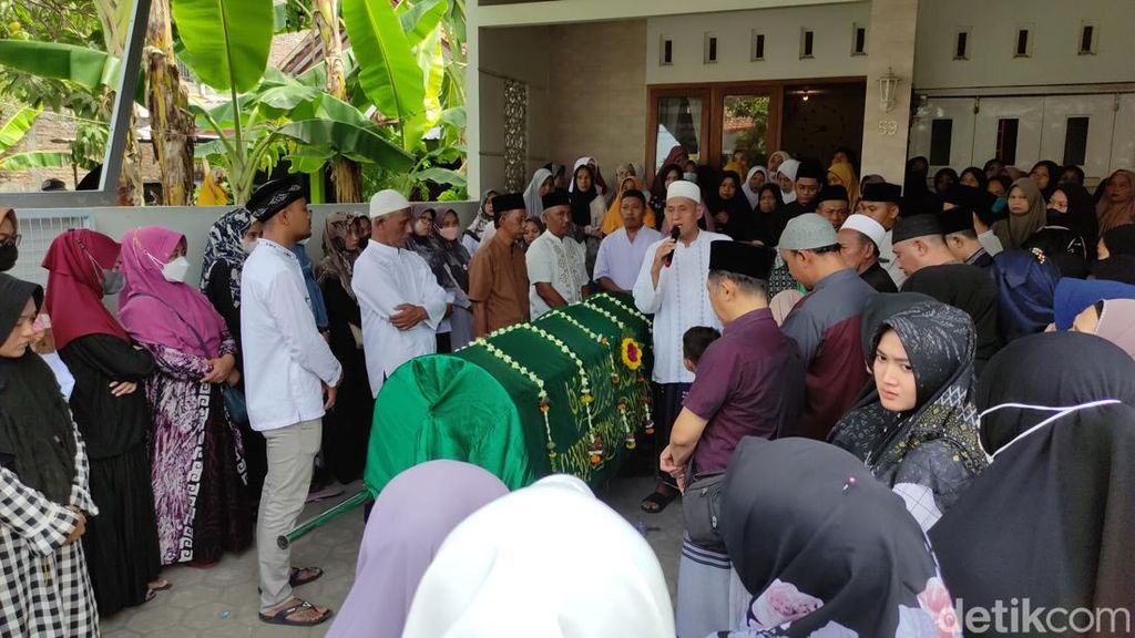 Suasana Duka Pemakaman Nadhiroh Nasida Ria di Semarang