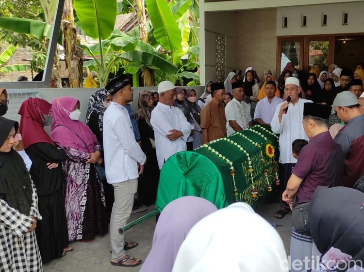 Suasana Duka Pemakaman Nadhiroh Nasida Ria di Semarang