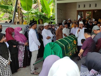 Suasana Duka Pemakaman Nadhiroh Nasida Ria di Semarang