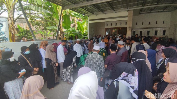 Pelayat mengiringi pemakaman personel grup kasidah Nasida Ria, Nadhiroh, di Semarang, Jumat (30/9/2022). Pelayat mengiringi pemakaman personel grup kasidah Nasida Ria, Nadhiroh, di Semarang, Jumat (30/9/2022).