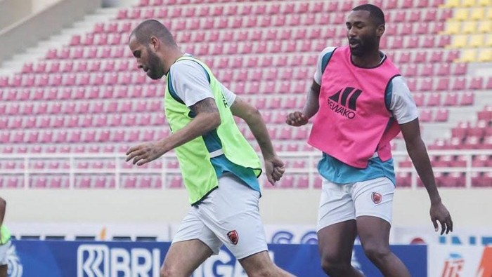 Pemain PSM Makassar Wiljan Pluim dan Yuran Fernandes pada sesi latihan jelang menghadapi Persis Solo