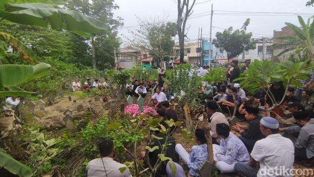Pemakaman Nadhiroh, salah satu personel Nasida Ria, di Semarang, Jumat (30/9/2022).