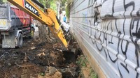 Tampak alat berat beko atau ekskavator mengeruk material tanah, Jumat 30/09/02).