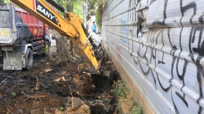 Pembangunan Saluran Air di Jalan Pendidikan Raya Pekerja melakukan pembangunan saluran air di Jalan Pendidikan Raya, Kecamatan Duren Sawit, Jakarta Timur, Jumat (30/9/2022).
