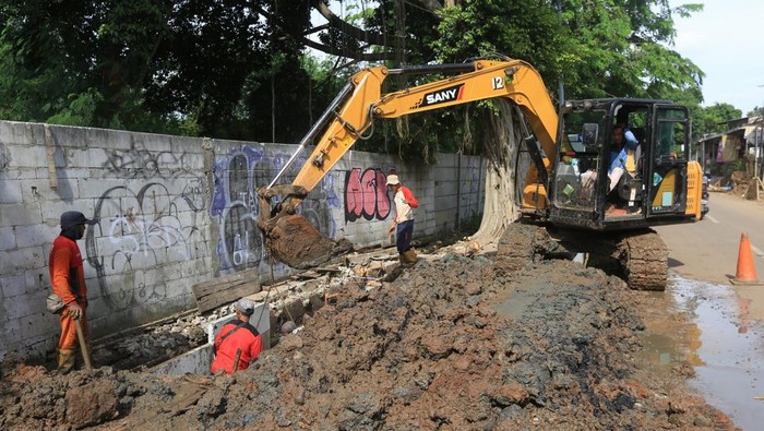 Pekerja melakukan pembangunan saluran air di Jalan Pendidikan Raya, Kecamatan Duren Sawit, Jakarta Timur, Jumat (30/9/2022).
