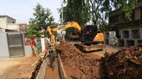 Sedangkan untuk saluran air di Jalan Raden Inten itu memiliki panjang mencapai 12 meter dan menggunakan beton U Ditch ukuran 1,5 meter.