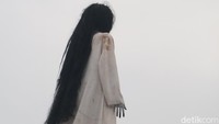 Satpol PP Kota Bandung menindaklanjuti terkait kemunculan sosok kuntilanak. Sosok hantu perempuan itu bukanlah asli, melainkan boneka yang dibuat menyerupai kuntilanak. Boneka tersebut dipasang di atas billboard yang mempromosikan film horor.