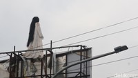 Kemunculan sosok kuntilanak di salah satu billboard di Jalan Dipatiukur Kota Bandung meresahkan warga. Petugas kepolisian dan Satpol PP Kota Bandung pun langsung merespons.
