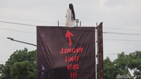 Sebelumnya, Kanit Gakum Satlantas Polrestabes Bandung IPTU Arif mengatakan, keberadaan boneka kuntilanak itu dapat mengganggu konsentrasi para pengendara yang melintas.