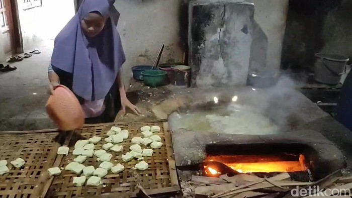 Perajin tahu di kota Tegal terancam gulung tikar dan memilih mengurangi produksi. Hal ini imbas harga kedelai tembus Rp 12.700 per kilogram