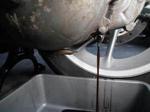 Kalau Ganti Oli di Rumah, Begini Buang Limbahnya