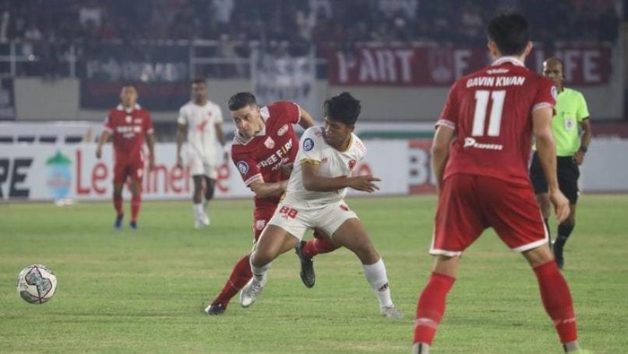 Pemain PSM Makassar Ananda Raehan berduel dengan pemain Persis Solo Alexis Messidoro di Liga 1 2022/2023