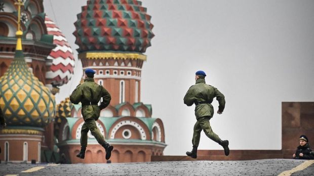 Tentara Rusia berlari di sepanjang Lapangan Merah di Moskow tengah yang ditutup sebelum upacara yang didedikasikan untuk hasil referendum tentang bergabungnya empat wilayah yang diproklamirkan sendiri oleh Ukraina ke Rusia, di Moskow tengah, Rusia, Kamis (29/9/2022). (Photo by ALEXANDER NEMENOV/AFP via Getty Images)