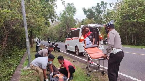 Petugas melakukan olah TKP laka lantas di jalan Denpasar Gilimanuk, Lingkungan Penginuman, Kelurahan Gilimanuk, Kecamatan Melaya, Jembrana Bali, Jumat (30/9/2022).