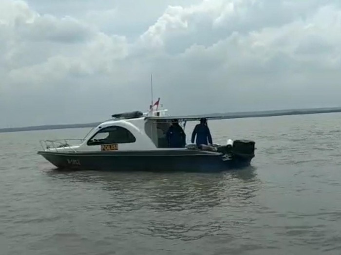 Polairud Polres Gresik melakukan pencarian nelayan yang dikabarkan hilang.