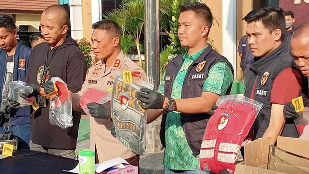 Polisi menangkap 4 tersangka perampokan toko emas di mal Serpong, Tangsel.
