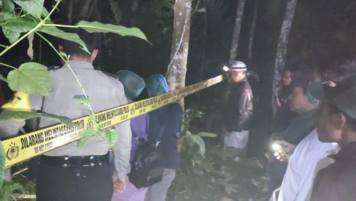 Polsek Bebandem saat melakukan olah TKP di lokasi mendiang Nyoman S terjatuh dari pohon enau.