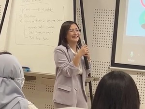 Sederet Pertanyaan Mahasiswa Fisipol UGM ke Dosen Prilly Latuconsina