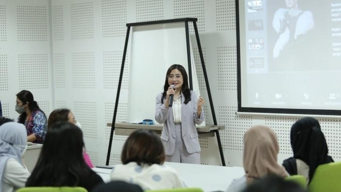 Prilly Latuconsina
